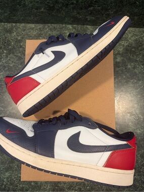 Jordan 1 Low Retro Low OG Howard University- Sneakers in Navy/White/Red
